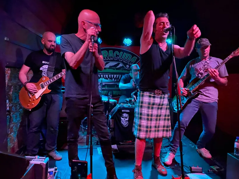Os dois vocalistas da Bulha lado a lado ao microfone durante um concerto